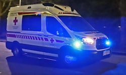 Zwei Insassen wurden mit der Rettung ins Krankenhaus gebracht (Symbolbild).