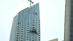 Bilder zeigen ein Loch in einem Hotel in Dubai, nachdem es von einer Drohne getroffen wurde.