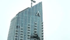 Bilder zeigen ein Loch in einem Hotel in Dubai, nachdem es von einer Drohne getroffen wurde.