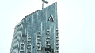 Bilder zeigen ein Loch in einem Hotel in Dubai, nachdem es von einer Drohne getroffen wurde.