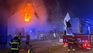 Die Bewohner mussten im Pyjama aus dem brennenden Haus flüchten.