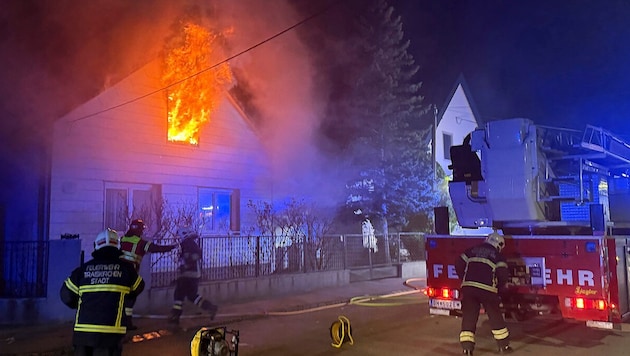 Die Bewohner mussten im Pyjama aus dem brennenden Haus flüchten.