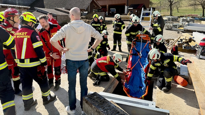 Zur Bergung des Verletzten wurde von der Feuerwehr eine Trage hinabgelassen.