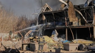 Auf das Gebiet Kiew (im Bild ein brennendes Haus in der Stadt Browary) gab es am Samstag heftige ...