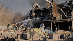 Auf das Gebiet Kiew (im Bild ein brennendes Haus in der Stadt Browary) gab es am Samstag heftige ...