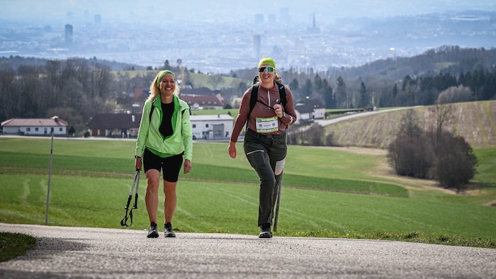 Astrid Kleesadl (50) und Susanne Kunze (49, re.) mit Linz-Panorama im Rücken.
