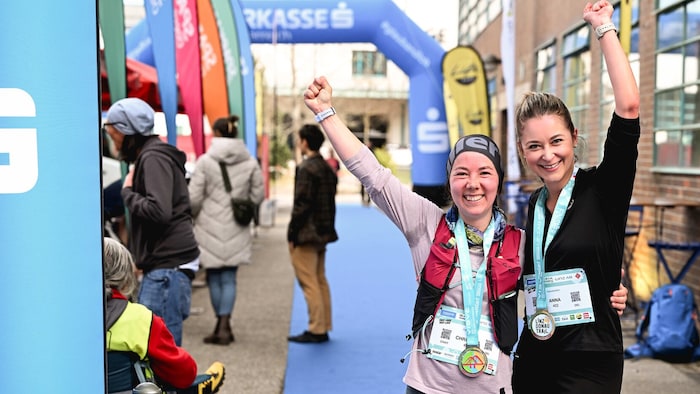 Mit ihren Medaillen strahlten Christina (li.) und Anna um die Wette: „Es war genial, ...