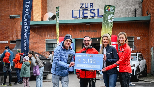 Veranstalter Christoph Hain, Janine Kohl-Peterke (Sparkasse OÖ, 2. v. re.) und Karo Singer ...