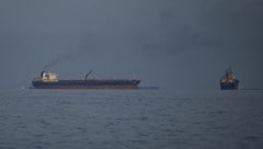 In der Straße von Hormuz stauen sich Öltanker und Frachtschiffe.