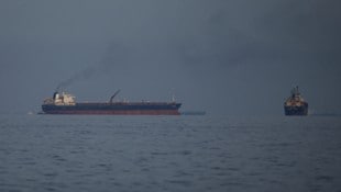 In der Straße von Hormuz stauen sich Öltanker und Frachtschiffe.