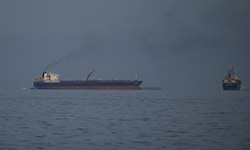 In der Straße von Hormuz stauen sich Öltanker und Frachtschiffe.