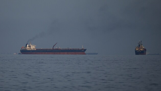 In der Straße von Hormuz stauen sich Öltanker und Frachtschiffe.