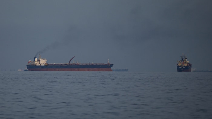 In der Straße von Hormuz stauen sich Öltanker und Frachtschiffe.