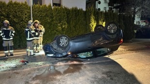 Nach dem Überschlag blieb das Fahrzeug auf dem Dach liegen.