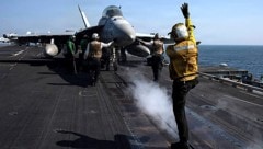 Start eines Kampfflugzeugs des Typs Boeing EA-18 Growler vom US-Flugzeugträger USS Abraham ...