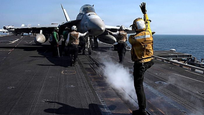 Start eines Kampfflugzeugs des Typs Boeing EA-18 Growler vom US-Flugzeugträger USS Abraham ...