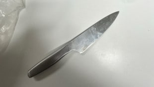 Mit einem Küchenmesser sollen die mutmaßlichen Räuber auf ihr Opfer losgegangen sein. ...