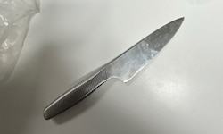 Der Mann soll die Wohnung des 40-Jährigen gestürmt und ihn mit Messern beworfen haben. ...