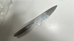 Der Mann soll die Wohnung des 40-Jährigen gestürmt und ihn mit Messern beworfen haben. ...