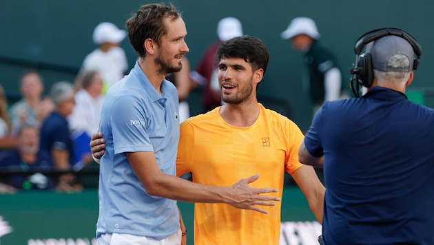 Daniil Medwedew (links) gewinnt als erster Spieler im Jahr 2026 gegen Carlos Alcaraz.