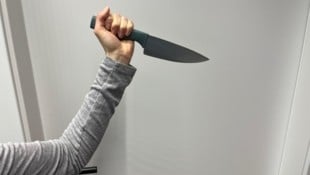 Mit einem Küchenmesser ging die 43-Jährige auf ihren Lebensgefährten los – die Polizei konnte ...