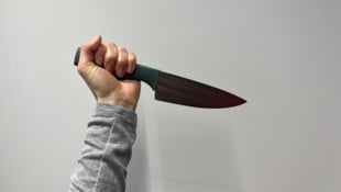 Die 47-Jährige soll in Graz mit einem Küchenmesser auf den Mieter ihrer Mutter losgegangen sein. ...