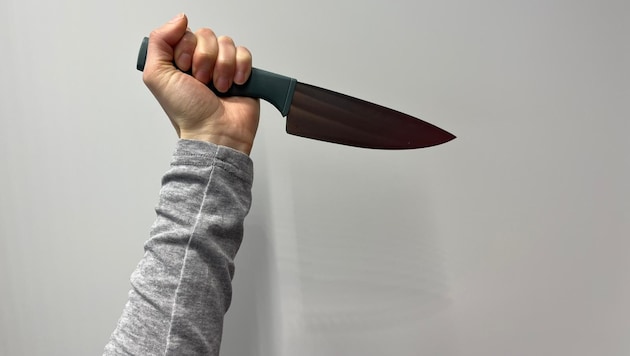 Die 47-Jährige soll in Graz mit einem Küchenmesser auf den Mieter ihrer Mutter losgegangen sein. ...