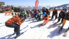 Fritz Strobl zeigt die Hocke vor, dann geht’s auf die Streif!