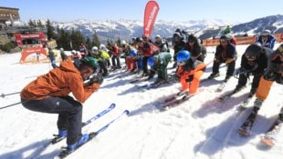 Fritz Strobl zeigt die Hocke vor, dann geht’s auf die Streif!