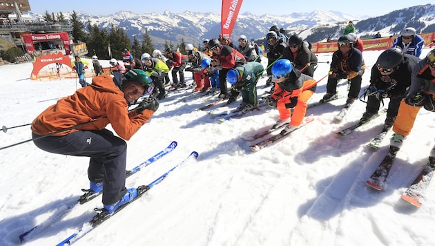 Fritz Strobl zeigt die Hocke vor, dann geht’s auf die Streif!