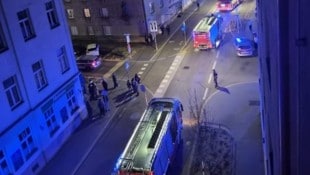 Sperrmüll im Hof einer Wohnhausanlage am Reumannplatz geriet am Samstagabend in Brand.