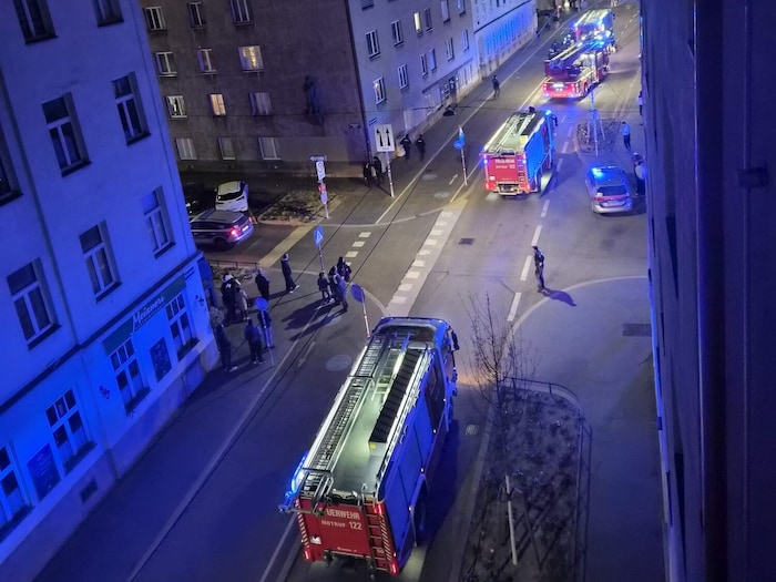 Mehrere Bewohner erlitten bei dem Brand leichte Rauchgasvergiftungen.