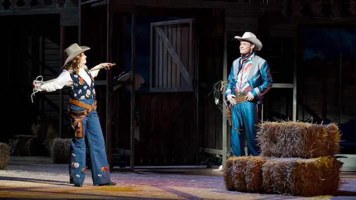 Frederike Haas als Lona Farrell und Christof Messner als Roy Dexter.