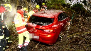 Der junge Lenker war von der Rankweilerstraße (L50) abgekommen und in einem Waldstück gelandet.