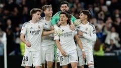 „Wundertor“-Zauberer Arda Güler (Mitte) lässt sich feiern ...