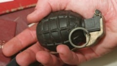 Als der Mann in seiner Wohnung mit einer der Handgranaten hantierte, detonierte der ...