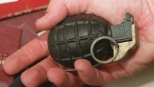 Als der Mann in seiner Wohnung mit einer der Handgranaten hantierte, detonierte der ...