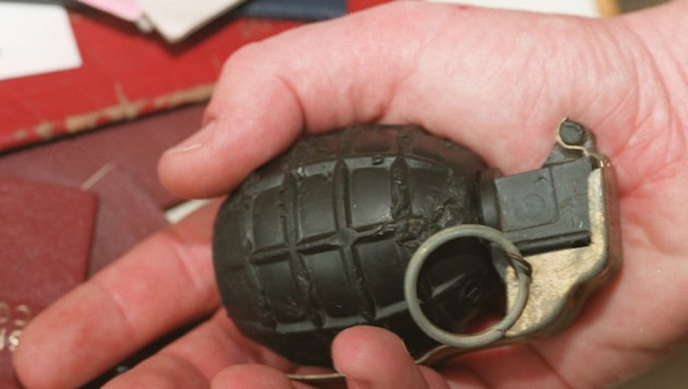 Als der Mann in seiner Wohnung mit einer der Handgranaten hantierte, detonierte der ...