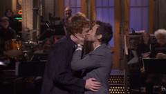 Harry Styles beim Knutschen mit einem Mann bei „SNL“.