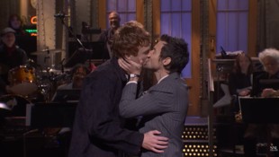 Harry Styles beim Knutschen mit einem Mann bei „SNL“.