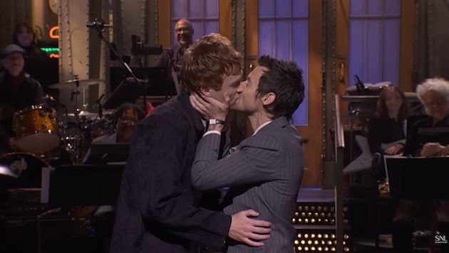 Harry Styles beim Knutschen mit einem Mann bei „SNL“.