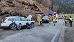 Beide Autos wurden bei dem Unfall zerstört. Alle fünf Insassen wurden bei dem Unfall verletzt.