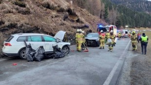 Beide Autos wurden bei dem Unfall zerstört. Alle fünf Insassen wurden bei dem Unfall verletzt.