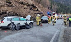 Beide Autos wurden bei dem Unfall zerstört. Alle fünf Insassen wurden bei dem Unfall verletzt.