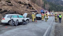 Beide Autos wurden bei dem Unfall zerstört. Alle fünf Insassen wurden bei dem Unfall verletzt.