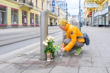 Am Tatort auf der Landstraße werden Blumen und Kerzen aufgestellt.