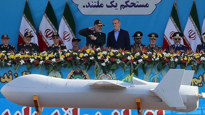 Auf diesem Archivbild aus dem Jahr 2024 wird eine Schahed-Drohne vor den Augen von Präsident ...