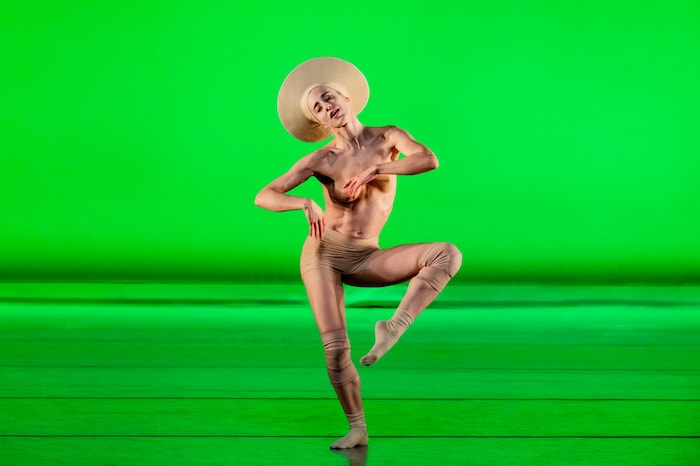 Tänzerinnen und Tänzer trugen lediglich einen hautfarbenen Slip.