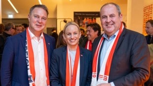Sportminister Babler mit seiner Staatssekretärin Schmidt bei einem Fußballmatch mit ...