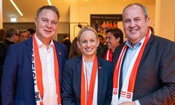 Sportminister Babler mit seiner Staatssekretärin Schmidt bei einem Fußballmatch mit ...